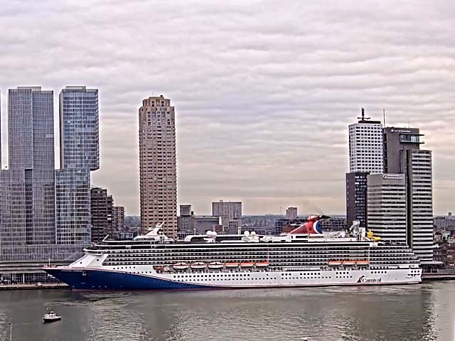 Carnival Legend aan de Cruise Terminal Rotterdam